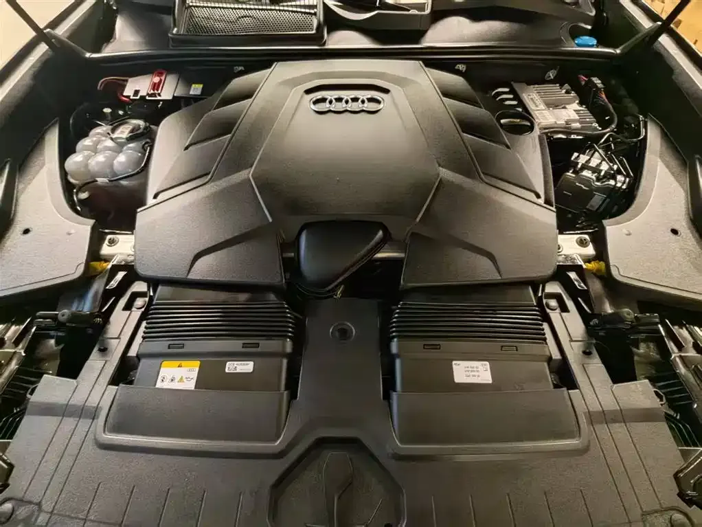 Audi Q8 2023 из CN, фото 2