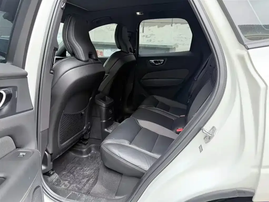Volvo XC60 PHEV 2021 из CN, фото 3
