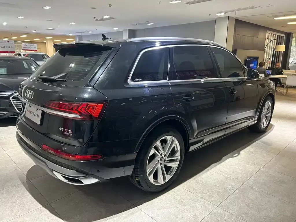 Audi Q7 2024 из CN, фото 4