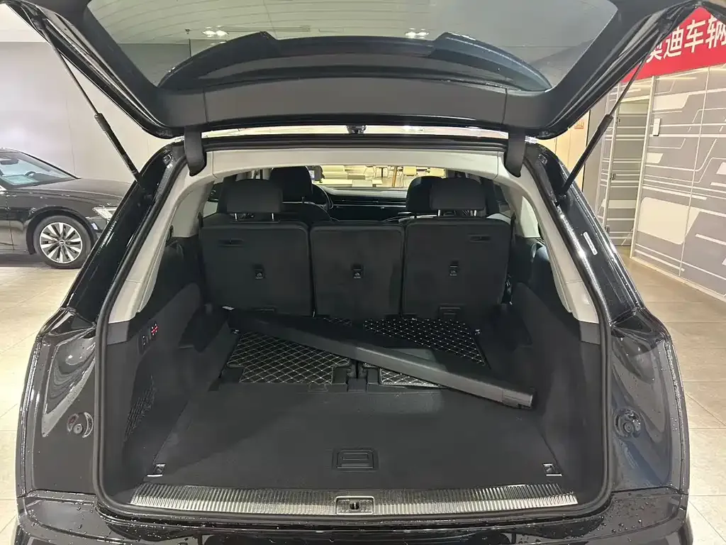 Audi Q7 2024 из CN, фото 5