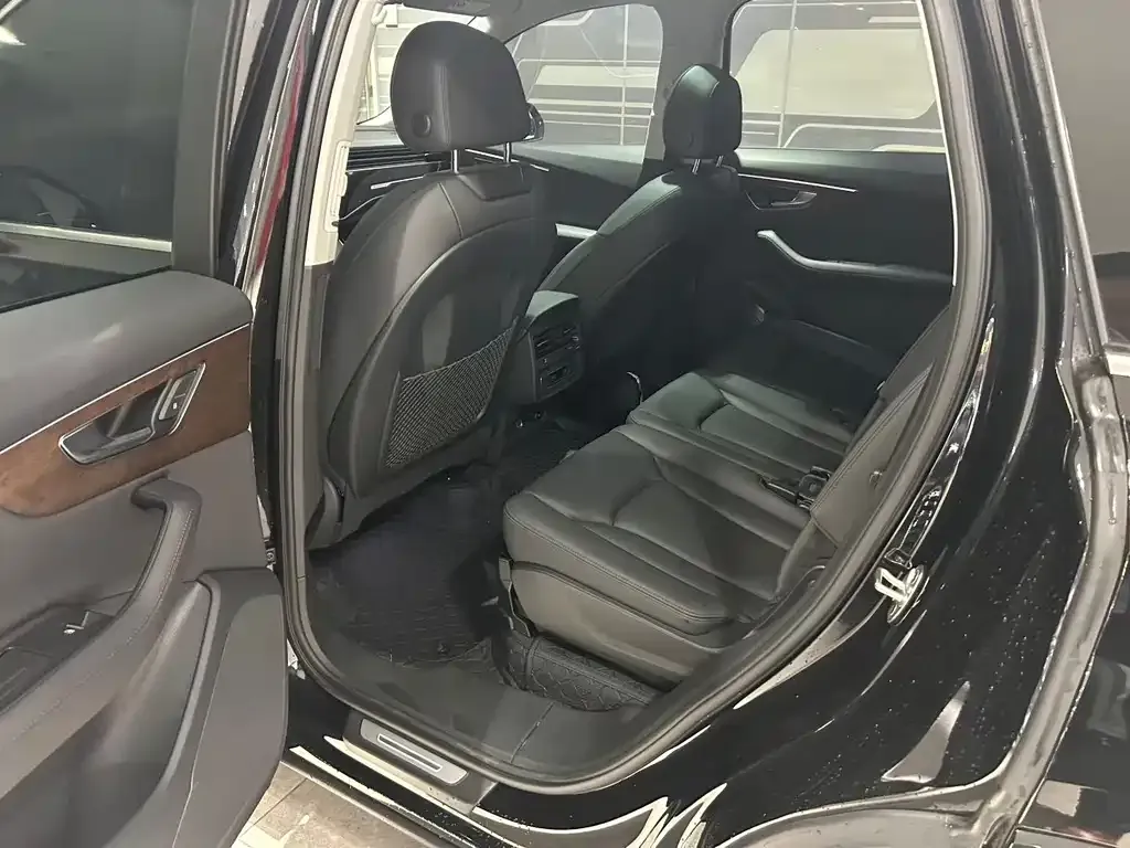Audi Q7 2024 из CN, фото 7