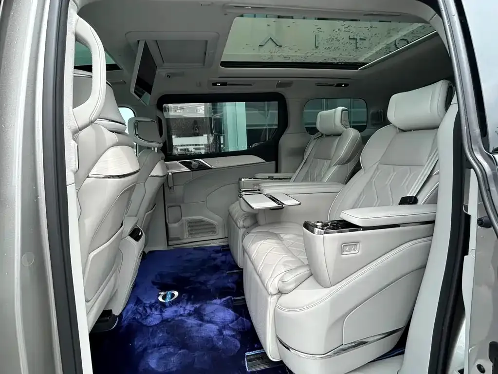 Volvo EM90 2024 из CN, фото 2