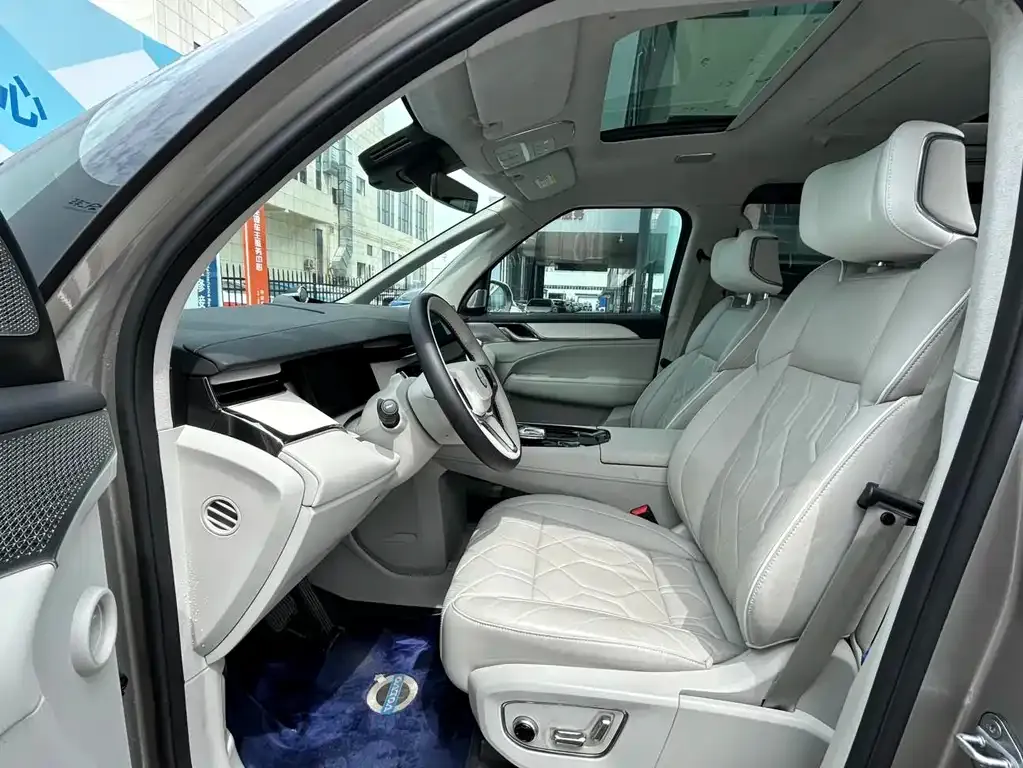 Volvo EM90 2024 из CN, фото 4