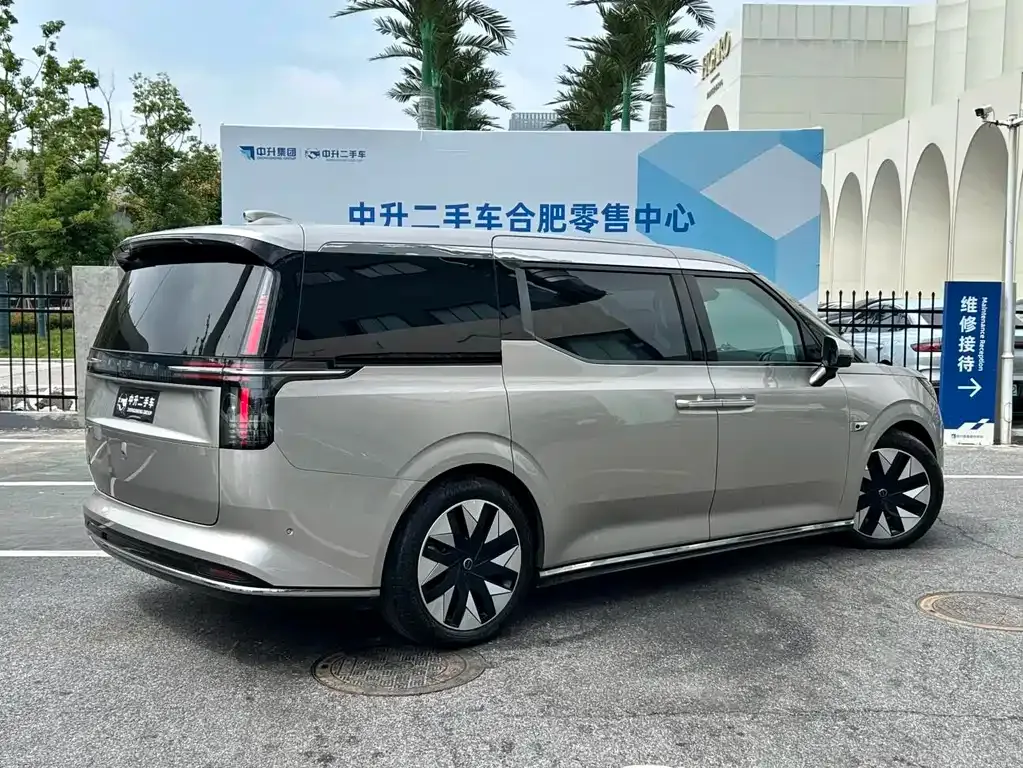 Volvo EM90 2024 из CN, фото 7