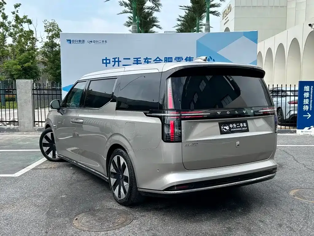 Volvo EM90 2024 из CN, фото 8