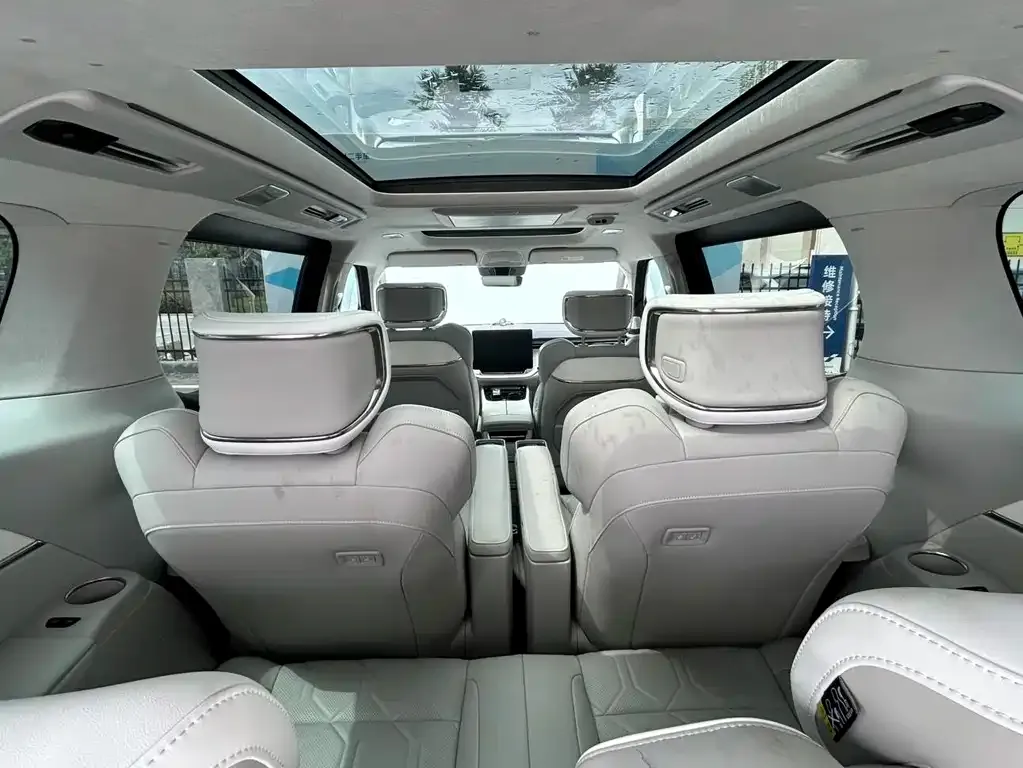 Volvo EM90 2024 из CN, фото 9
