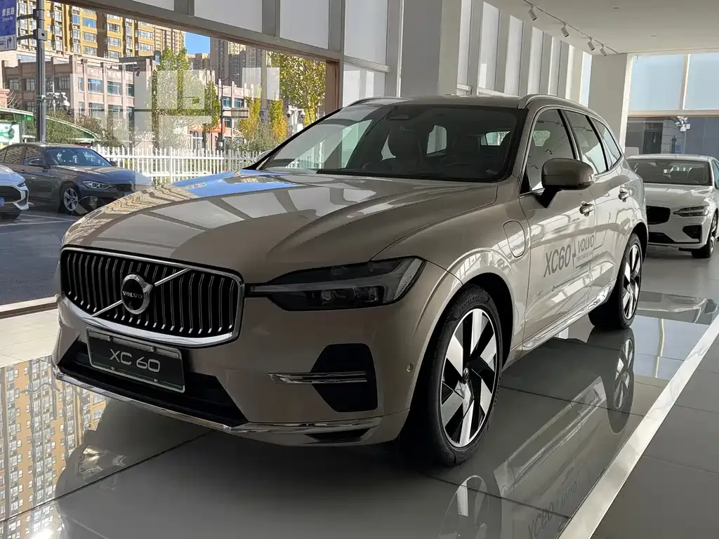 Volvo XC60 PHEV 2024 из CN, фото 1