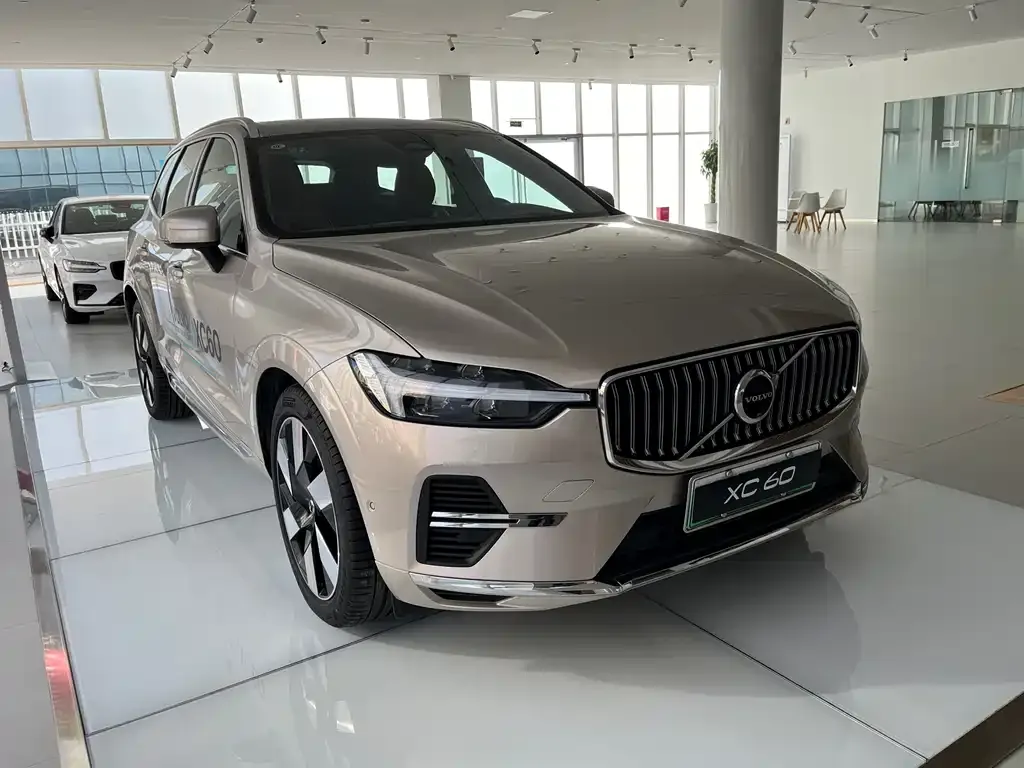 Volvo XC60 PHEV 2024 из CN, фото 3