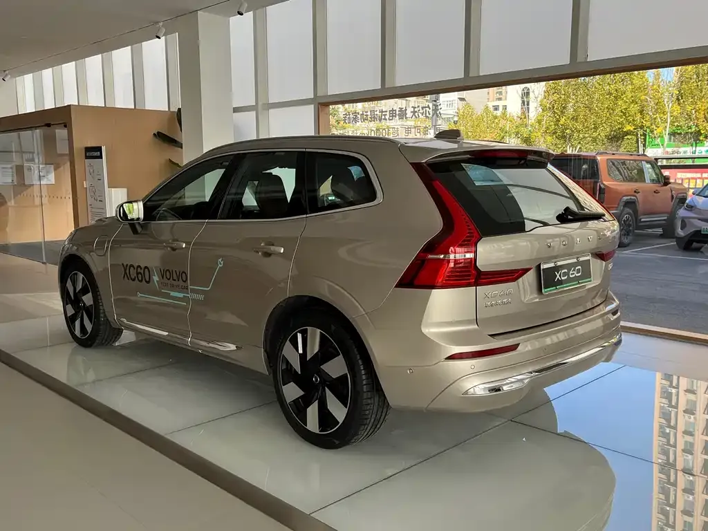 Volvo XC60 PHEV 2024 из CN, фото 4