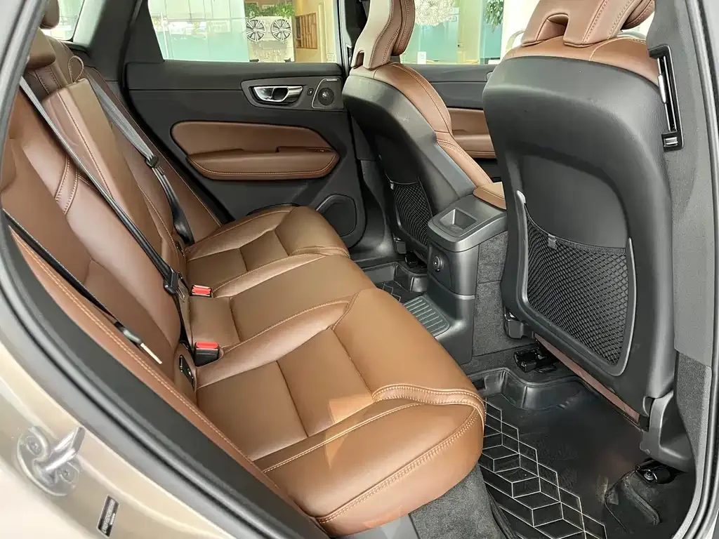 Volvo XC60 PHEV 2024 из CN, фото 9