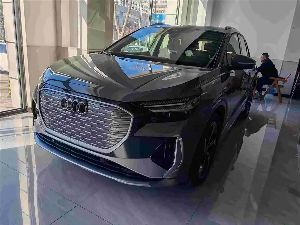 Audi Q4 e-tron — фото 1