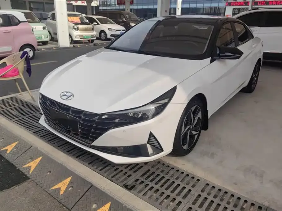 Hyundai Elantra — фото 1