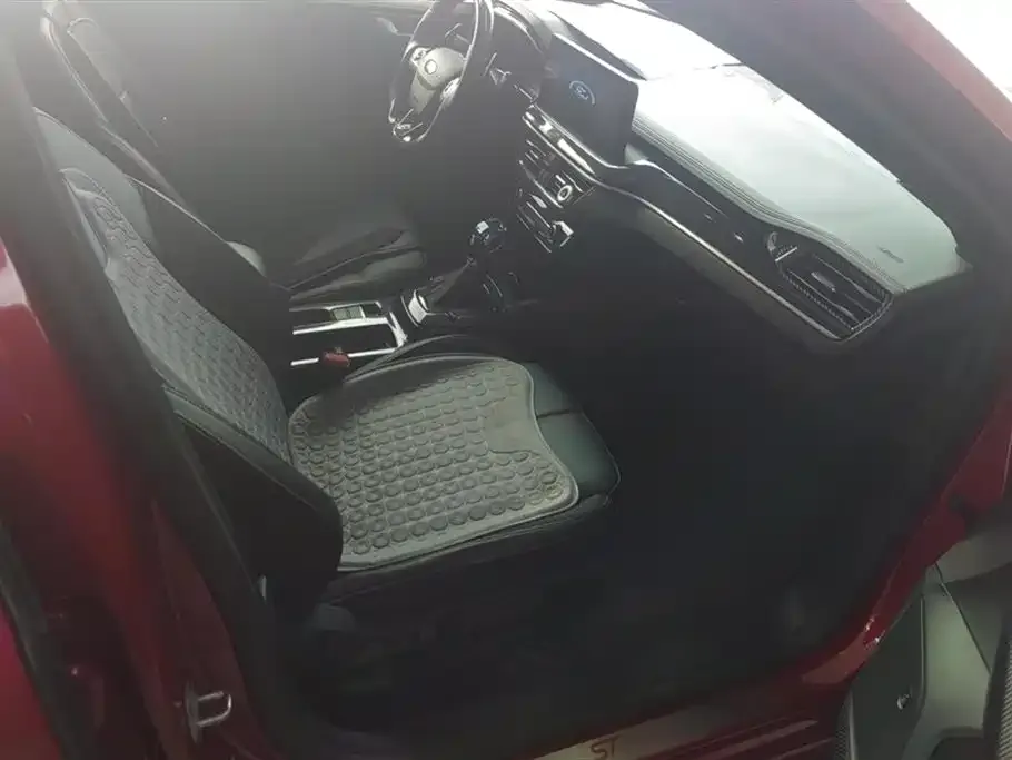 Ford Focus 2023 из CN, фото 8