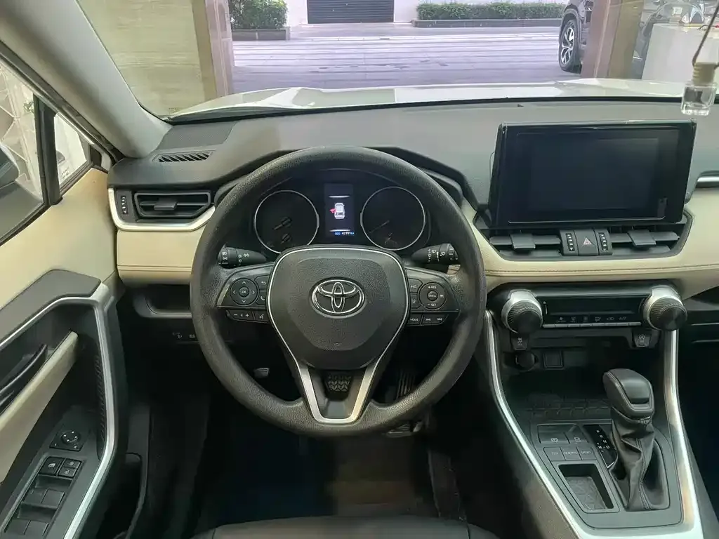 Toyota RAV4 — фото 7