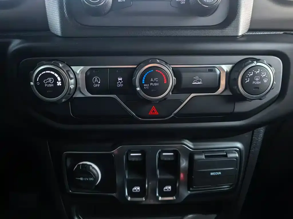Jeep Wrangler 2023 из CN, фото 10