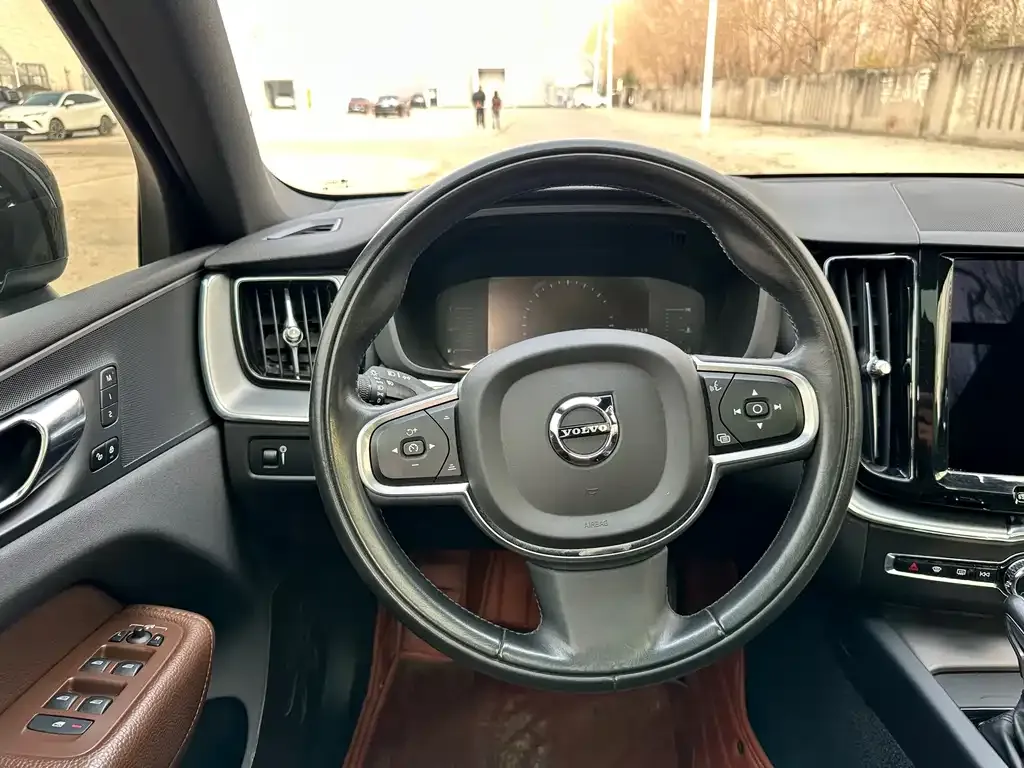 Volvo XC60 — фото 10