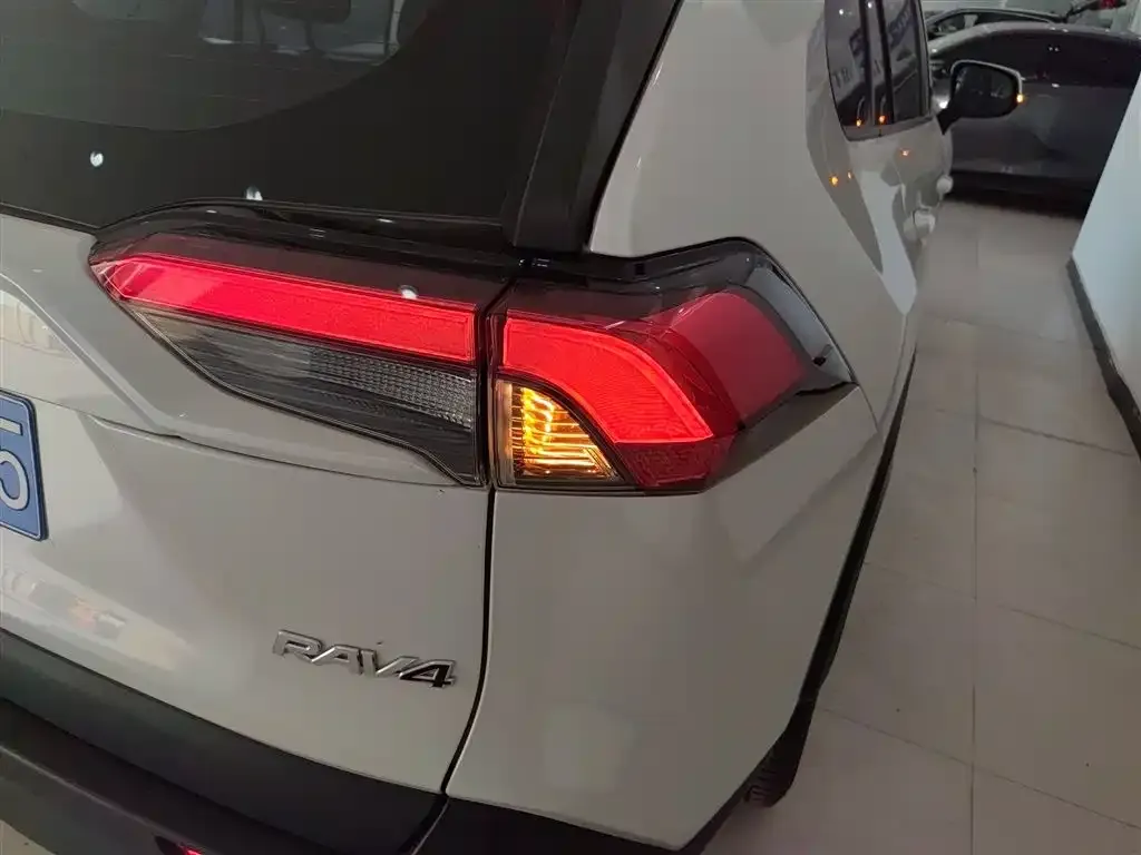 Toyota RAV4 2023 из CN, фото 8
