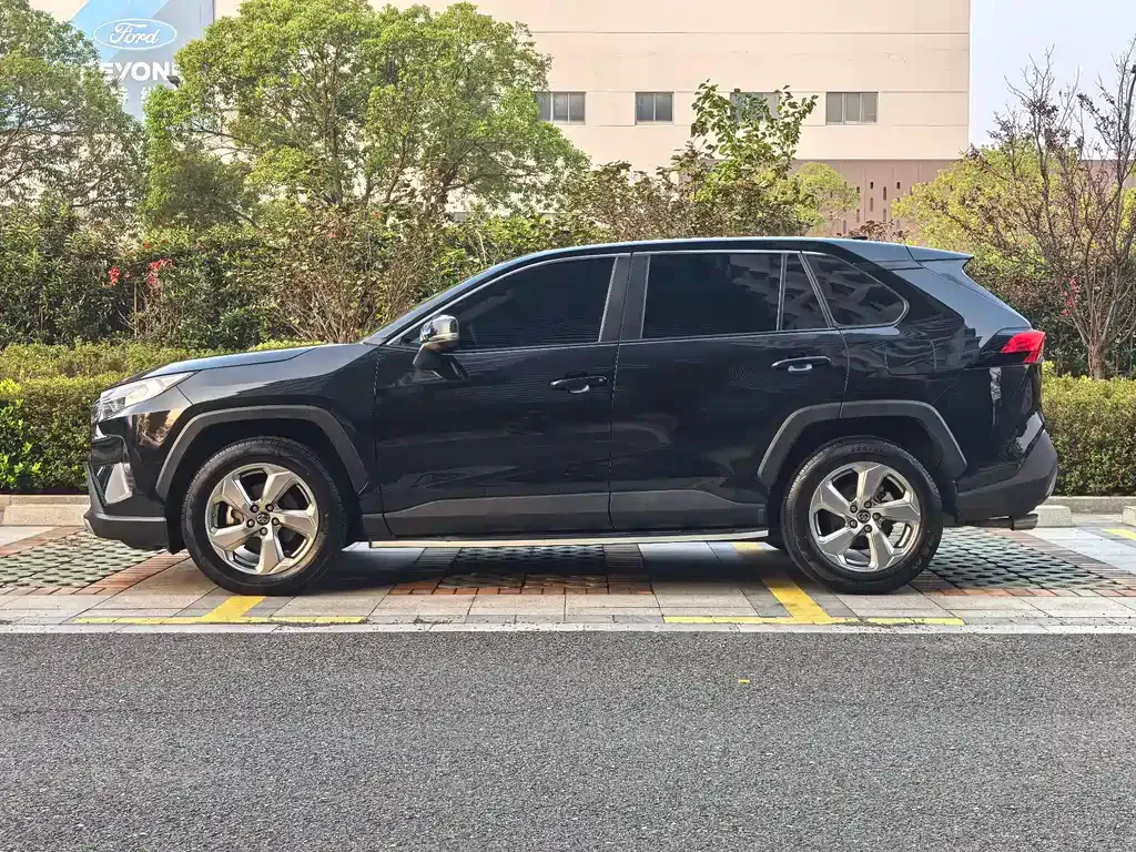 Toyota RAV4 — фото 2