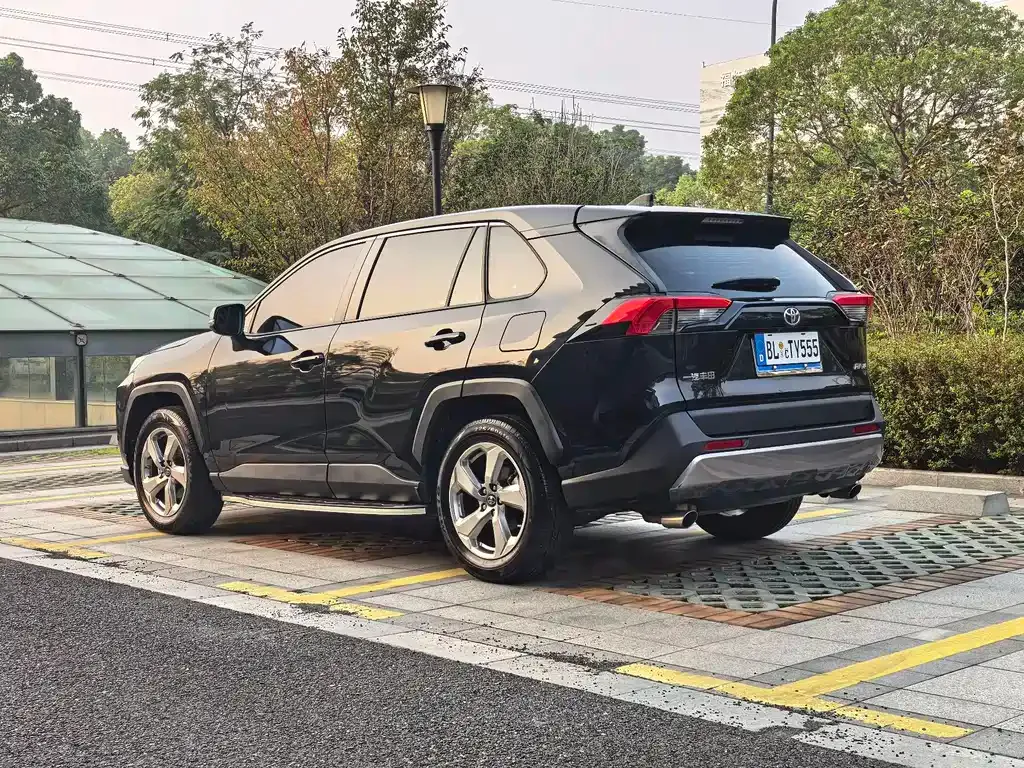 Toyota RAV4 — фото 3