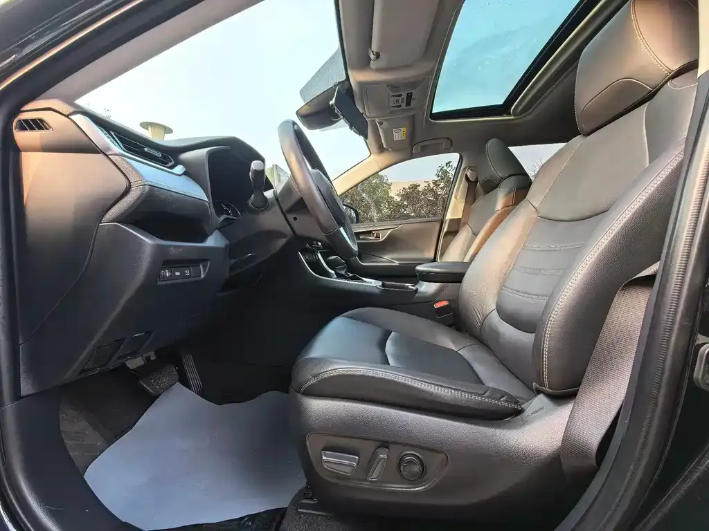 Toyota RAV4 — фото 6