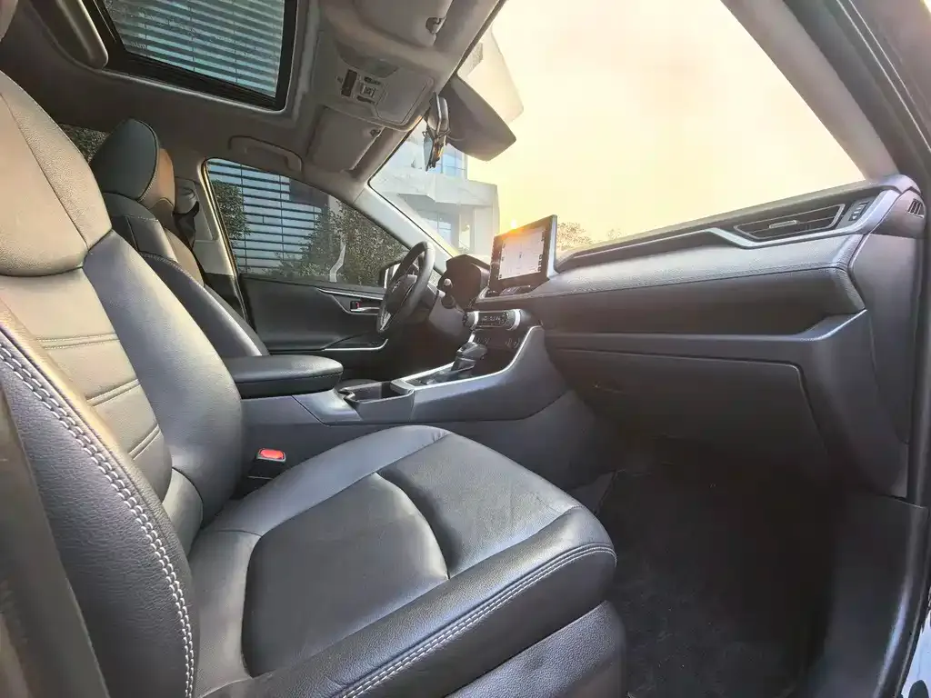 Toyota RAV4 — фото 9