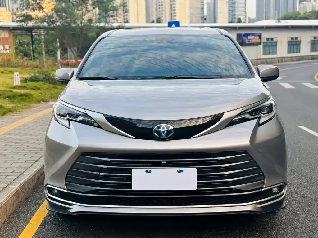 Toyota Sienna 2024 из CN, фото 2