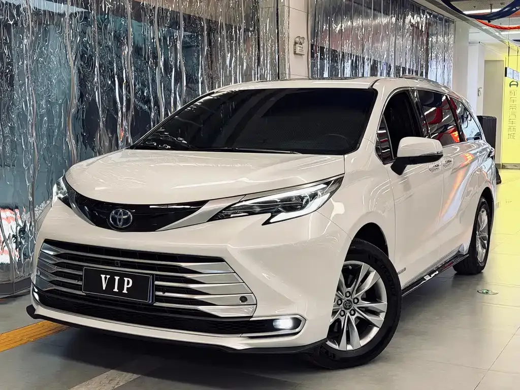 Toyota Sienna — фото 1