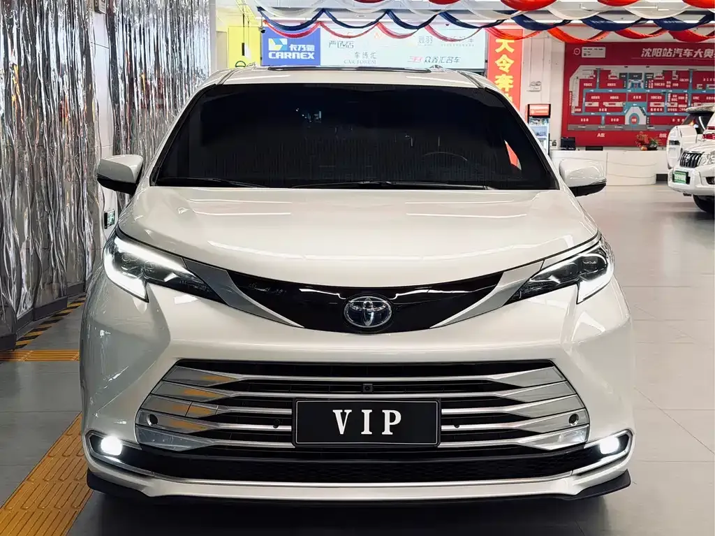 Toyota Sienna — фото 2