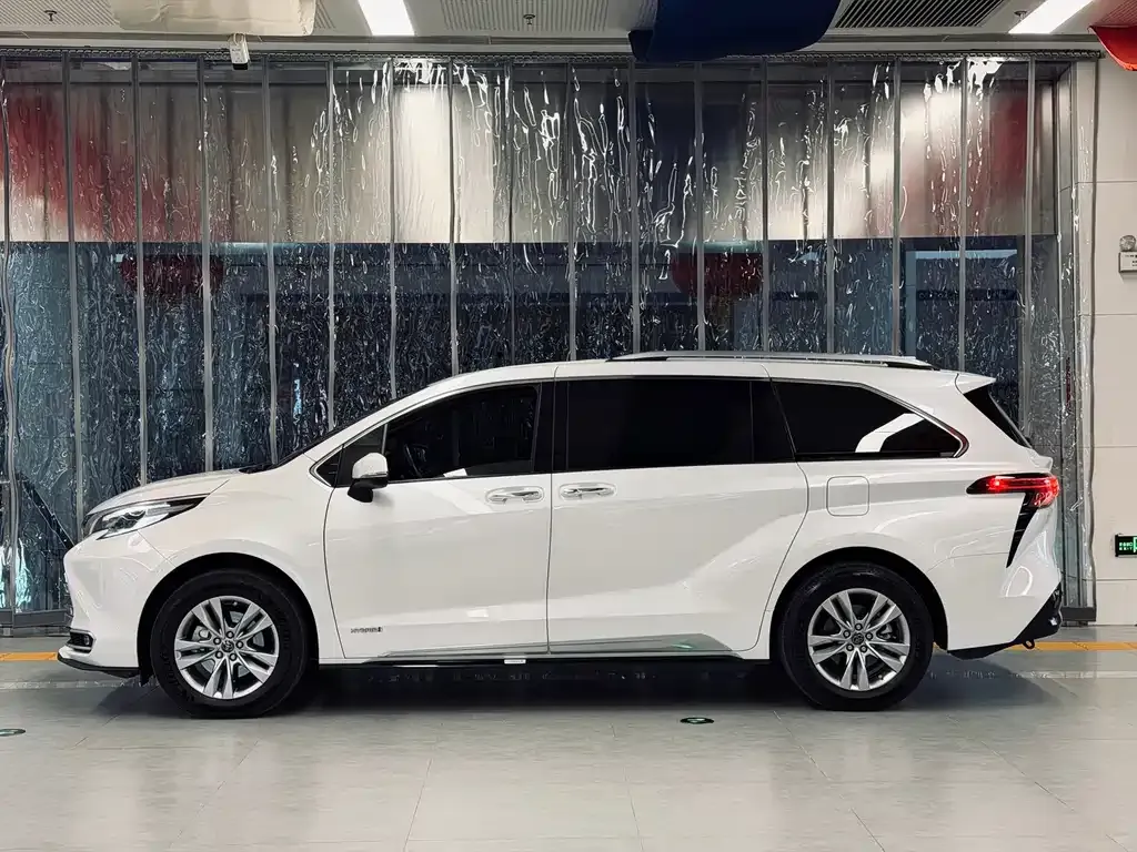 Toyota Sienna — фото 5