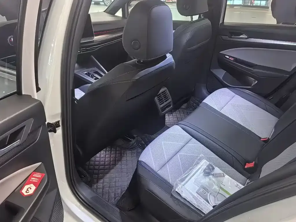 Volkswagen Golf 2025 из CN, фото 3