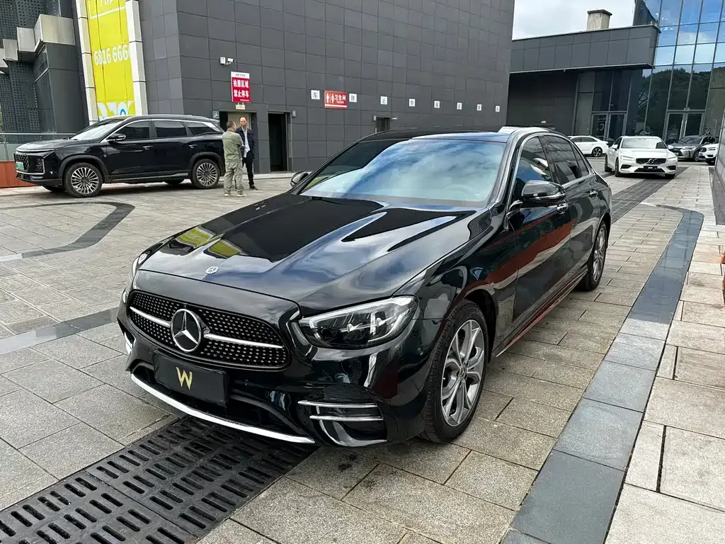 Mercedes-Benz E-Class — фото 1