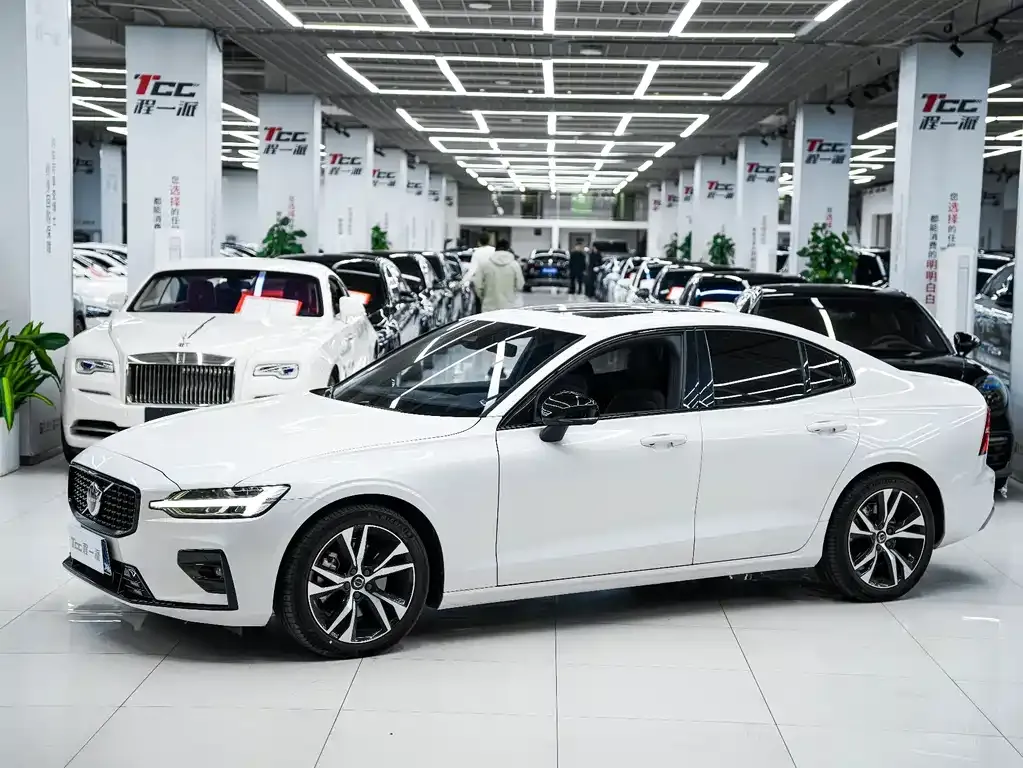 Volvo S60 2023 из CN, фото 1