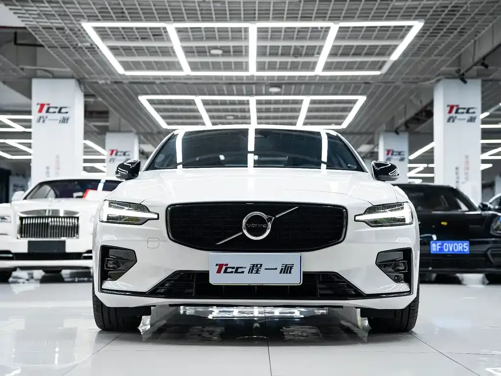 Volvo S60 2023 из CN, фото 2