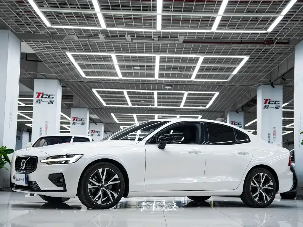 Volvo S60 2023 из CN, фото 3
