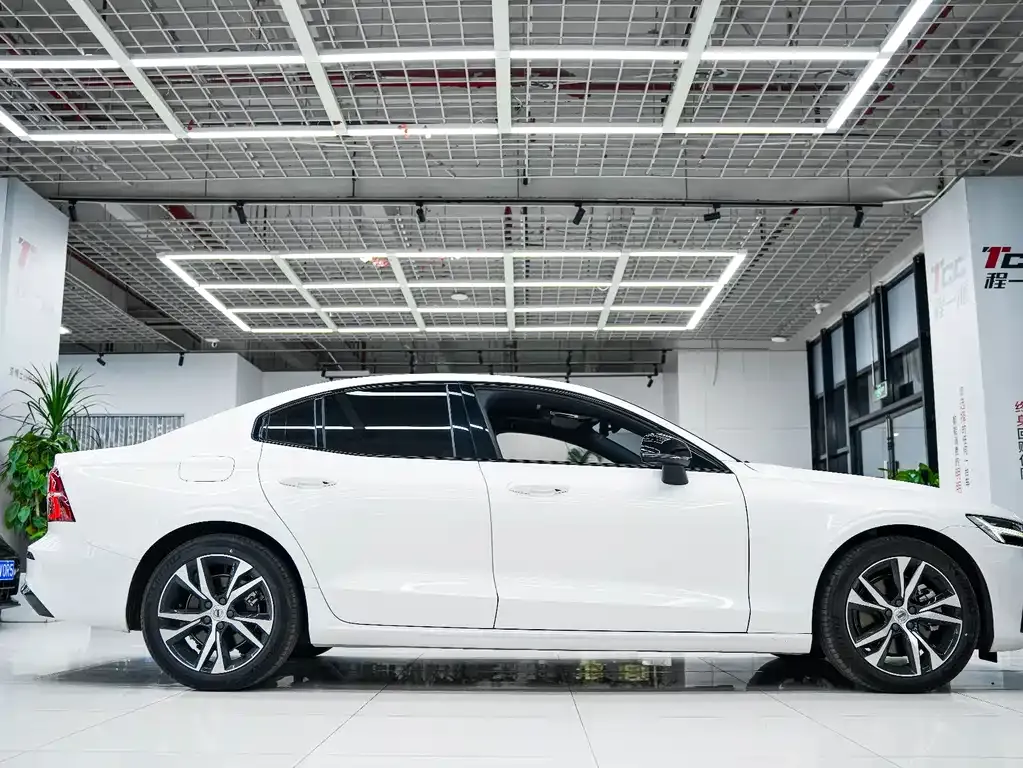 Volvo S60 2023 из CN, фото 4
