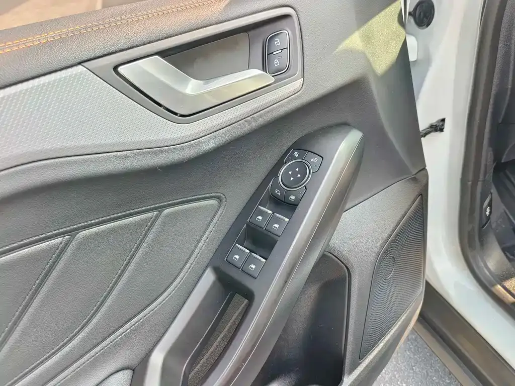 Ford Focus 2023 из CN, фото 8