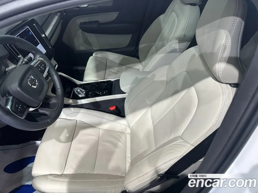 Volvo XC40 — фото 10