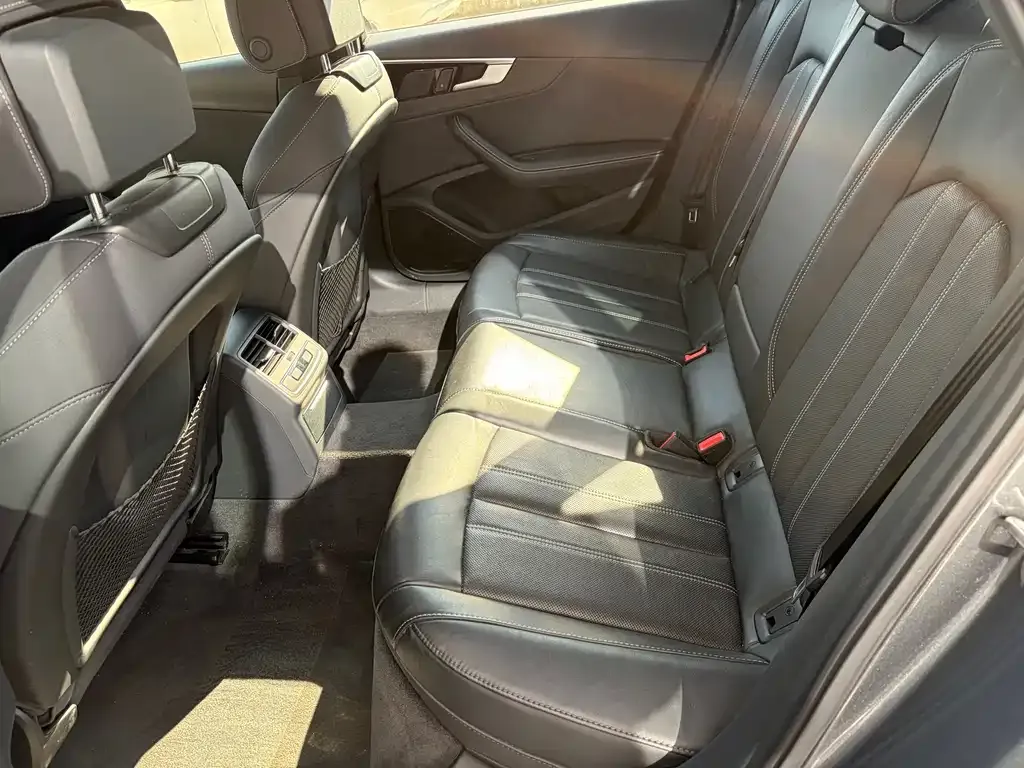 Audi A4L 2023 из CN, фото 3