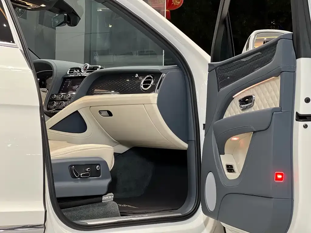 Bentley Bentayga 2022 из CN, фото 7