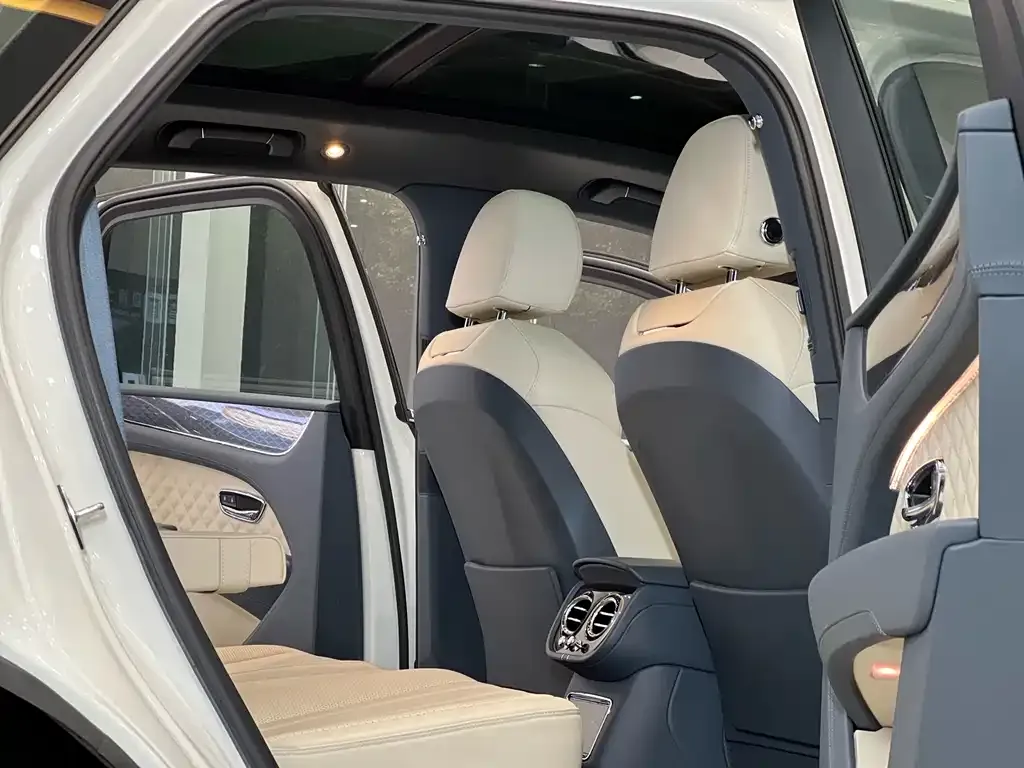 Bentley Bentayga 2022 из CN, фото 8