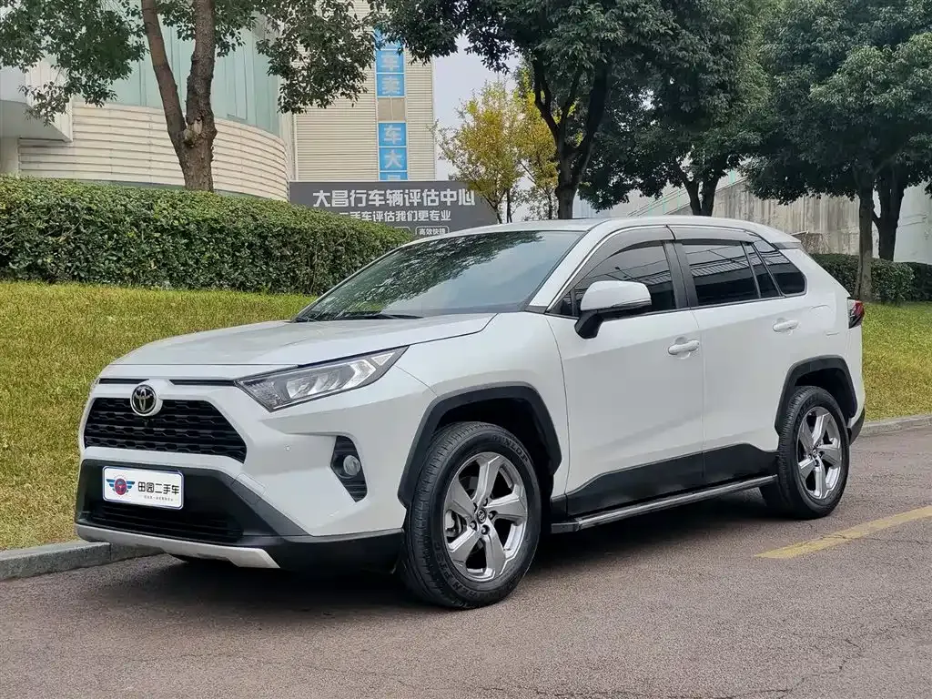 Toyota RAV4 2023 из CN, фото 1