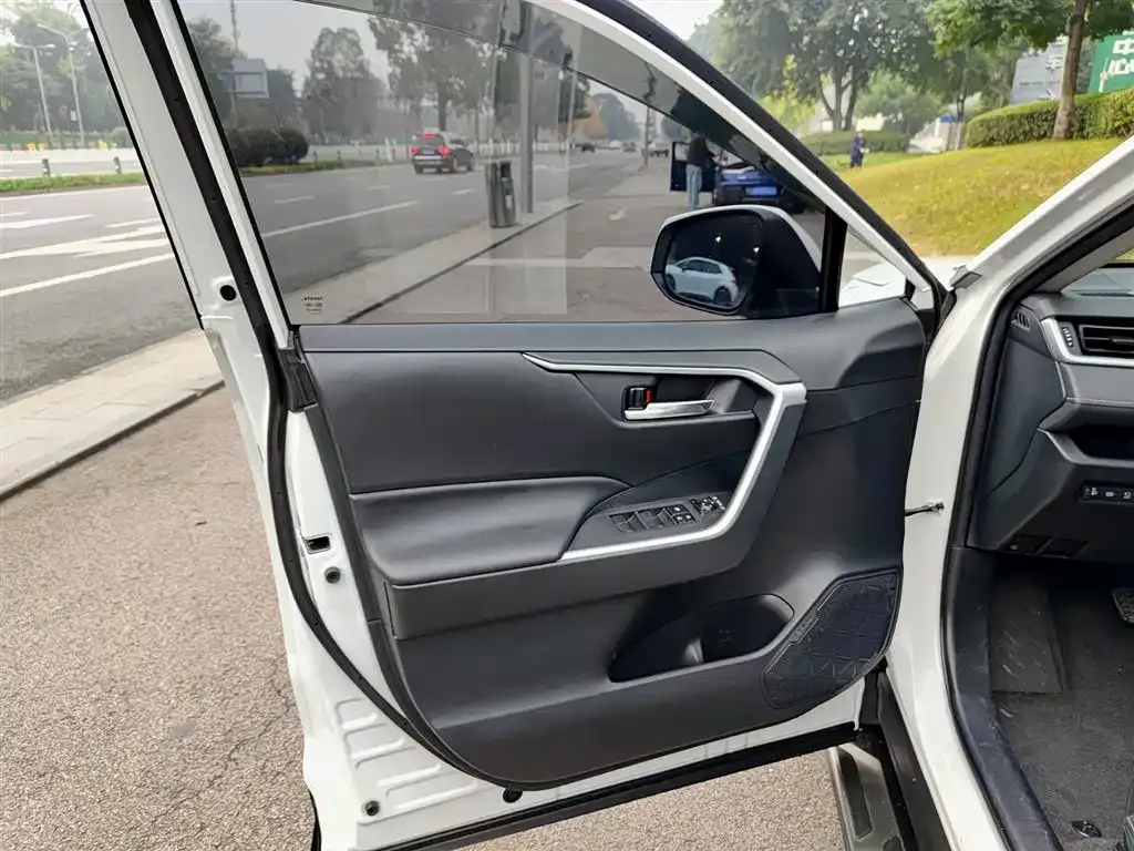 Toyota RAV4 2023 из CN, фото 6
