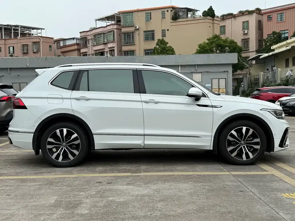 Volkswagen Tiguan L 2024 из CN, фото 4