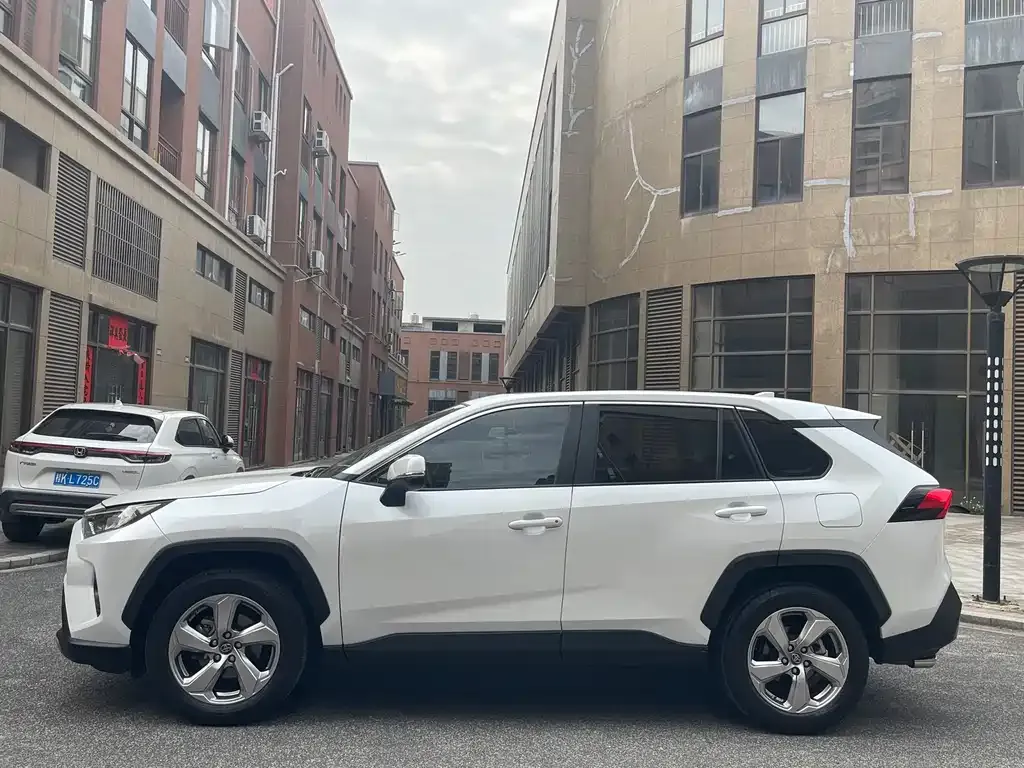 Toyota RAV4 2023 из CN, фото 3