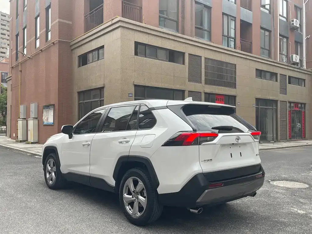 Toyota RAV4 2023 из CN, фото 4