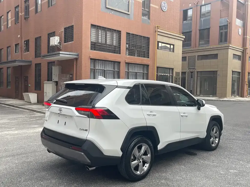Toyota RAV4 2023 из CN, фото 5