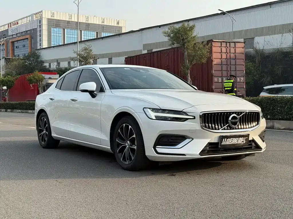 Volvo S60 2022 из CN, фото 3