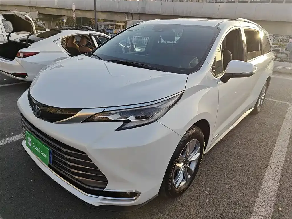 Toyota Sienna 2022 из CN, фото 2