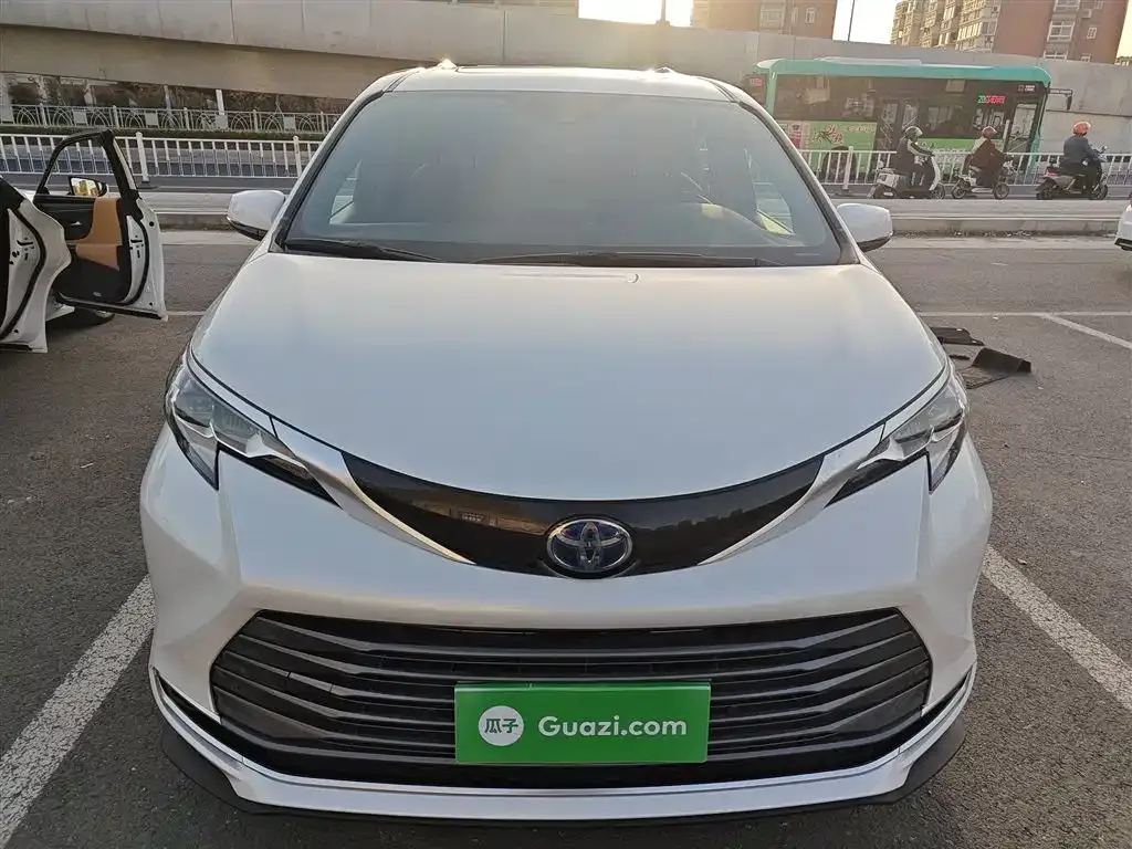 Toyota Sienna 2022 из CN, фото 3