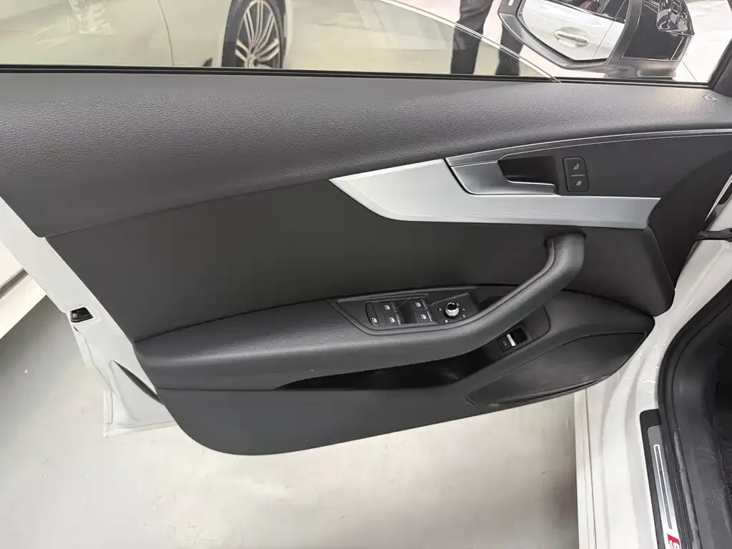 Audi A4L 2024 из CN, фото 9